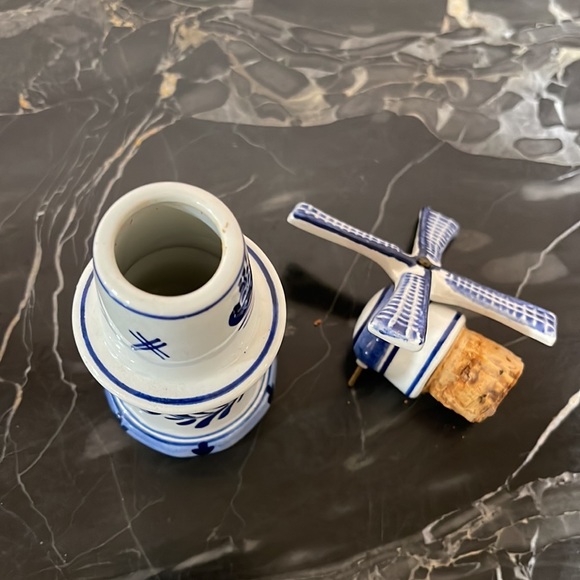 VINTAGE 1970’s RYEBENDES PORCELAIN DELFT WINDMILL BOTTLE WITH CORK STOPPER - Picture 5 of 6